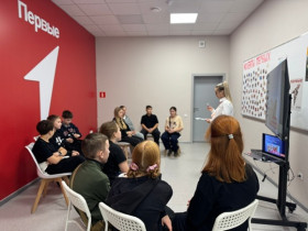 Активисты из школы №20 посетили местное отделение Движения Первых, чтобы сразиться в интеллектуальной игре «Дорогами Победы»..